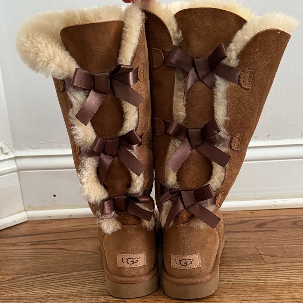 UGG Tan Boots with Shearling and Bows
